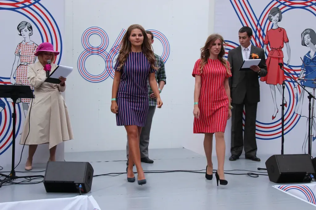 Jaki żakiet do różowej sukienki